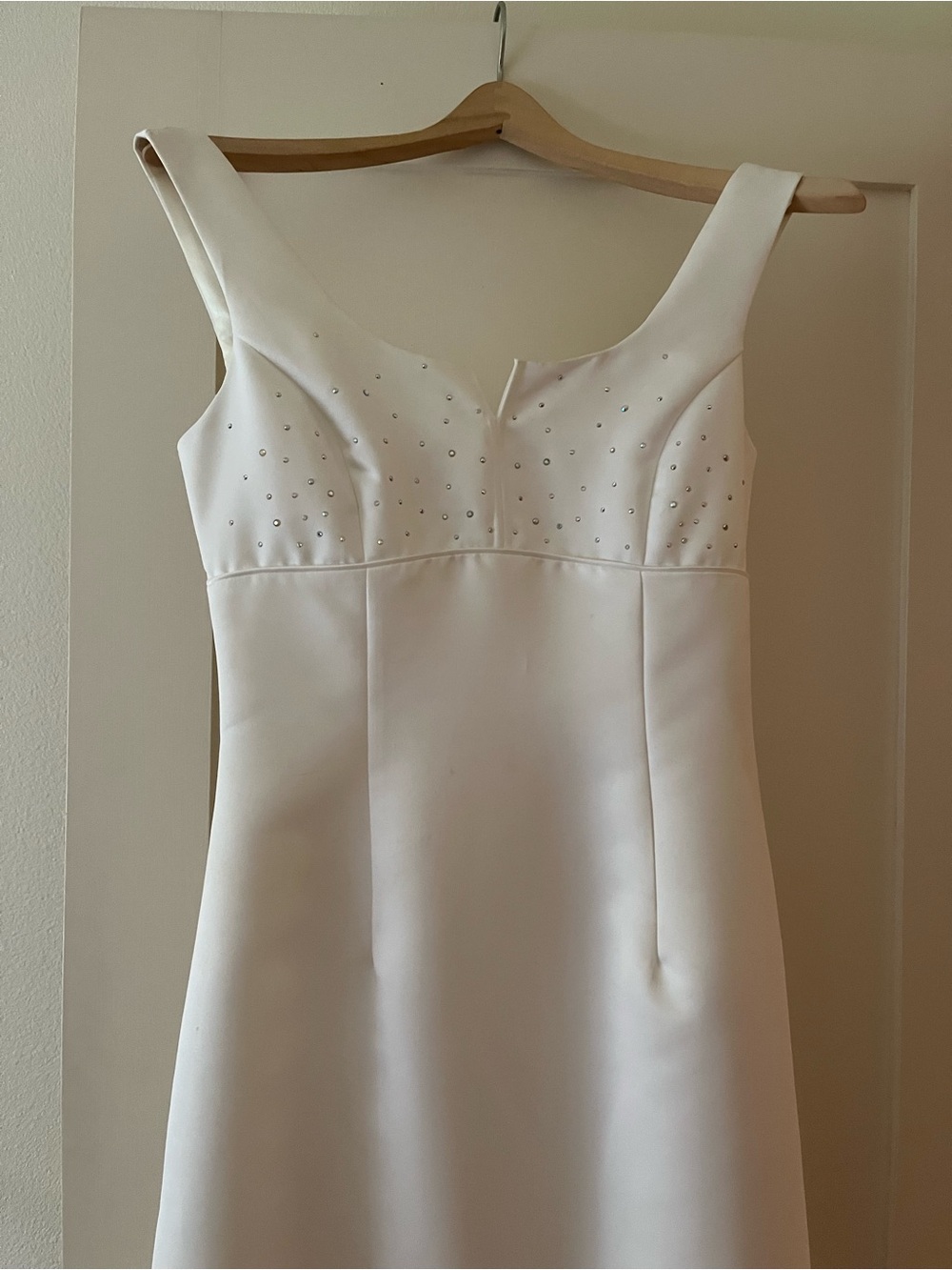 Scott McClintock Elegant White Satin Sleeveless Dress with Rhinestone Detail